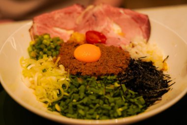 Mazesoba: Japon Karışık Eriştesi Kıyma, Yumurta Yumurtası ve Taze Sebzeler