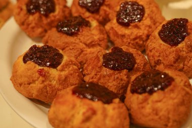 Parlak Aydınlatma Altında Tabakta servis edilen Çilekli Çörekler.