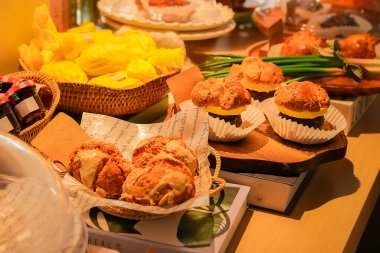 Fırın Ekranında Çeşitli Çörekler ve Ang-tereyağlı Çörekler