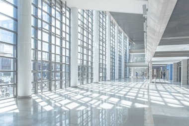 modern ofis binası içi büyük cam pencereli.