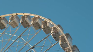 Aşağıdan Güneş Işıklarıyla Dönme dolap