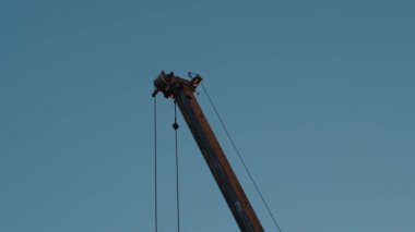 Turna Patlaması Açık Mavi Gökyüzüne Karşı Yükleme