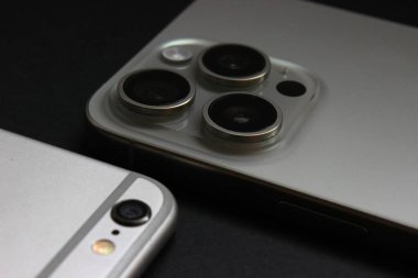 İki nesilden kalma iPhone kamera modülleri. Ayırt edici Apple tasarımı - sadece editoryal kullanım.