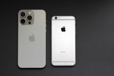 İki iPhone yan yana yerleştirilmiş, boyutları ve tasarım farklılıklarını gösteren markalaşma görülebilir. Sadece editör kullanımı.