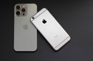 iPhone 6 ve Apple logolu iPhone 15 Pro Max 'in arka plan karşılaştırması. Sadece editör kullanımı.