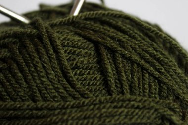 Zengin doku ve lif detaylarını gösteren bükülmüş iplik tellerinin aşırı yakın çekimi. Arkaplan, tekstil ve zanaat temaları için mükemmel.