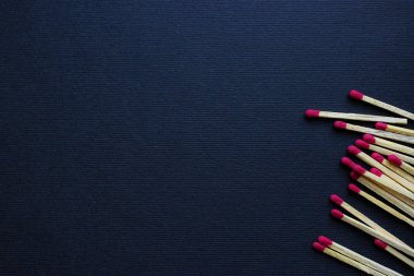 Köşedeki siyah desenli yüzeye yerleştirilmiş ahşap güvenlik kibritleri geniş kopya alanı bırakıyor. Yangın, acil durum veya kamp teması için minimum yaşam süresi.