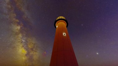 Denizdeki deniz feneri yol gösterir