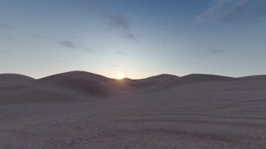 Issız çölde güneşin doğuşu.