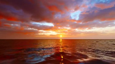 Sabahın erken saatlerinde deniz doğumu ve ışıltılı deniz yüzeyi