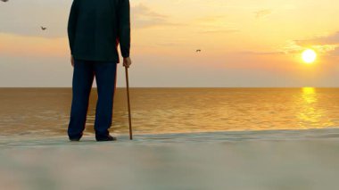 Sahilde tek başına yürüyen yaşlı bir adamın arka görüntüsü.
