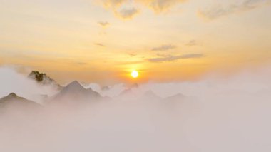 Dağlar, bulutlar denizi, güneş doğuyor, zaman akıp gidiyor.