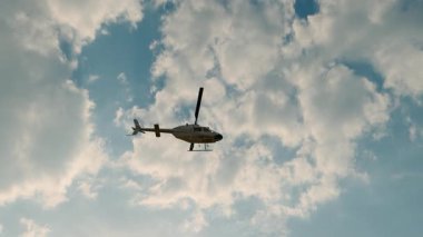 Helikopter gökyüzünde uçuyor
