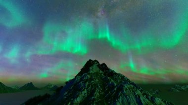 Yıldızlı gökyüzü ve dağların kuzey ışıkları