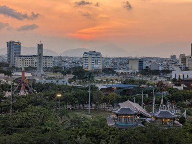 Da Nang şehir manzarası gün batımında Da Nang Downtown, Vietnam 'ın görünür cazibesiyle