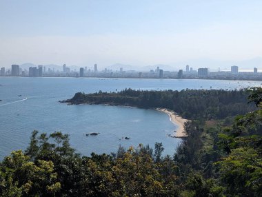 Da Nang kıyı şeridi ve ufuk çizgisi Son Tra yarımadasından görülebiliyor.