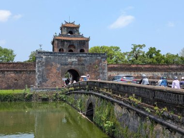 Hue İmparatorluğu 'na giden köprüde yaya, motosikletli ya da otomobilli insanlar Vietnam' ı geçmeye çalışıyor.