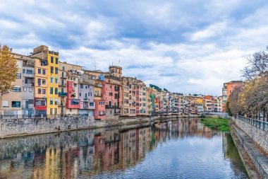 İspanya 'nın Girona kentindeki Onyar Nehri' ne renkli evler yansıdı. Bulutlu gökyüzü ile canlı bir şehir manzarası