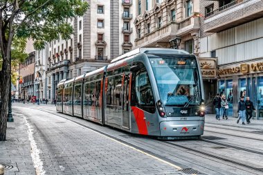 Calle del Coso 'nun raylarında tarihi binaların yanındaki gümüş tramvaya yakın çekim. İspanya, Zaragoza Casco Antiguo 'da sürdürülebilir toplu taşıma ve şehir yaşamı - Kasım 2021