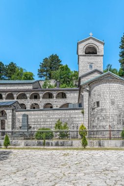 Karadağ 'daki tarihi Çetince Manastırı, bir Sırp Ortodoks manastırı. Avrupa 'da açık mavi gökyüzünün altında çan kulesi ve kemerli galerileri olan antik taş mimari.
