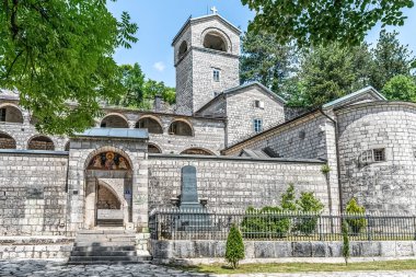 Karadağ 'daki Çetince Manastırı' na taş merdivenler ve kapının üzerinde bir Ortodoks ikonu bulunan bir giriş. Avrupa 'da çan kulesi ve antik duvarları olan tarihi bir yer.