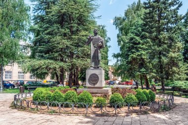 Çetince 'nin kurucusu Ivan Crnojeviç' in Dvorski Trg Meydanı 'ndaki anıtı. Bronz heykel yeşil bir park ve yürüyüş yollarıyla çevrilidir. Cetinje, Karadağ - 20 Haziran 2021