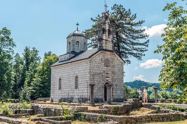 Cipur 'daki mahkeme kilisesinde eski harabelerin arasında birkaç turist vardı. Bu Ortodoks kilisesi 1886 yılında Crnojevic Manastırı üzerine inşa edilmiştir. Cetinje, Karadağ - 20 Haziran 2021