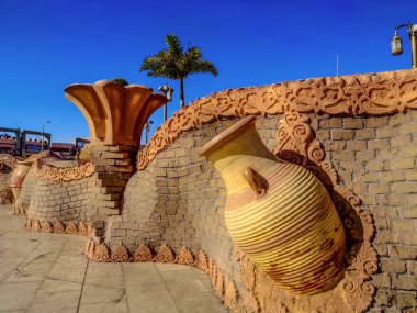 Mısır, Sharm El Sheikh - 17 Ocak 2020 Sharm El Sheikh 'teki eski marketin duvarında asılı duran bir sürahi. Mısır turizm şehrinde dekorasyon meydanı