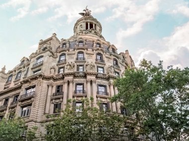 Barcelona 'daki Eusebi Bona' nın Union y el Fenix binası. Heykeller taş cephesini süslüyor. Barselona, İspanya - 10 Ekim 2018