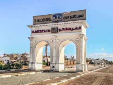 Sharm El Sheikh, Mısır - 22 Ocak 2020 Sharm El Sheikh 'deki IL Mercato AVM tabelasıyla caddenin ortasında kemer. Otelin dekoratif kemerli girişi ve spa