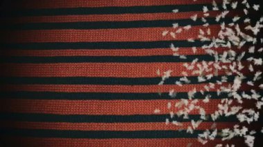 Vatanseverlik teması için koyu renkli, çizgili kumaş dokusuyla ilgili çirkin, cesur bir metin. 