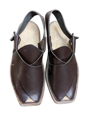 Klasik el yapımı kahverengi deri sandaletler, ayarlanabilir sırt bandı, beyaz arka planda izole edilmiş eski deri ayakkabılar.