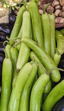 Taze, yeşil şişe kabakları, arka planda, pazarda çekilmiş profesyonel fotoğraflarda.