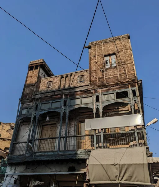 PAKISTAN ŞEHRİ 24 DEC Tarım Tarihi tuğla tuğla bina geleneksel ahşap balkon