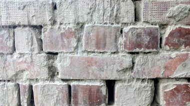 Yıllanmış kırmızı tuğla duvar ve gri harç