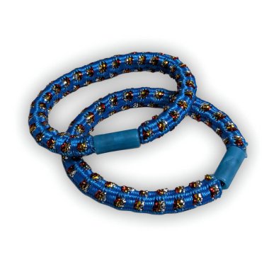 Beyaz arka planda mavi örgülü saç bağları