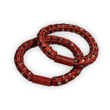 Beyaz arkaplanda kırmızı ipek bilezikler