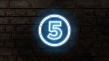 Tuğla duvar arka planında parlayan mavi neon numara beş.