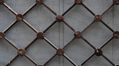 Gri ahşap arka plan kahverengi kafes fotoğrafı