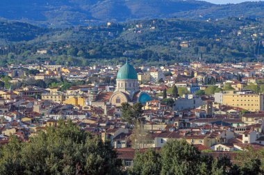 Floransa, İtalya 'nın ikonik Büyük Sinagog Kubbesi, tarihi çatıları ve bereketli Toskana tepeleri ile hava manzarası. Klasik Avrupa şehir manzarası, seyahat noktası ve Rönesans mimarisi.