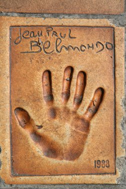 7 Eylül 2010. Cannes, Fransa. Üzerinde Jean-Paul Belmondo 'nun el izi olan bir terracotta plaketinin yakın çekimi ve 1988 yılı, ünlü el izlerinin açık havada sergilendiği bir gösterinin parçası..