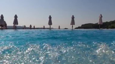 Havuz görüntülerinde, temiz su hareketleri ve su altı atmosferiyle rahatlatıcı kabarcıklar. Doğa videoları, arka planlar, ASMR görselleri ve su projeleri için mükemmel.