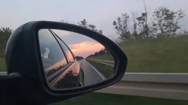 Dikiz aynası görüntülerini inceleyin. Hareket halindeyken yansıtıcı yol manzarası yakalayın. Sinema, seyahat videoları, belgeseller ve hikaye anlatımları için mükemmel..