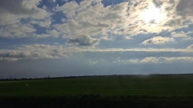 Otobüsle Yolculuk 'ta Gökyüzü. Otobüs yolculuğundaki gökyüzünü seyret hareket halindeki bir otobüs penceresinden güzel bir gökyüzü görüntüsü çek. Seyahat videoları, yolculuk sahneleri, rahatlatıcı görüntüler ve sinema için mükemmel..