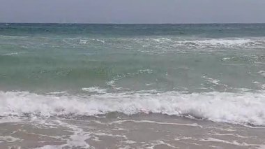Pürüzlü Deniz Görüntüleri. Fırtınalı Okyanus Dalgaları Videosu. Güçlü fırtınalı dalgalar ve çalkantılı okyanus hareketleriyle dramatik engebeli deniz görüntüleri. Belgeseller, sinematik projeler, hava raporları, arka plan videoları ve doğa görselleri için mükemmel.