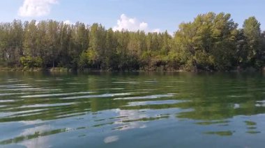 Rüzgâr Gölü Esiyor. Dalgalanan Su Yüzeyi Doğa Videosu. Rüzgarın gölde esip doğal dalgalanmalar ve hareket eden su dokuları oluşturduğu huzurlu bir video. Rahatlama içeriği ve meditasyon geçmişi için ideal.