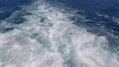 Gemide çalışan türbin motoru. Donanma Makineleri Videosu. Gemide çalışan bir türbin motorunun detaylı videosu. Güçlü bir deniz mekanizması çalışıyor. Endüstriyel içerik, mühendislik videoları, deniz belgeselleri için mükemmel.