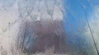 Çeşmenin Arkaplanı 'na adımlar. Şehir Ambians Videosu. Atmosferik video, fıskiyenin yakınındaki insanların adımlarını gösteriyor ve sakin bir şehir parkı havası yaratıyor. Şehir sahneleri için mükemmel, seyahat görüntüleri, belgeseller, rahatlama içeriği.