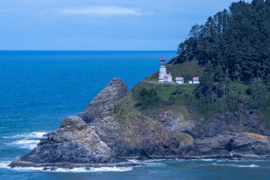 Tahiti Mahina 'daki tarihi Pointe Venüs Deniz Feneri. Mavi gökyüzünün altında..