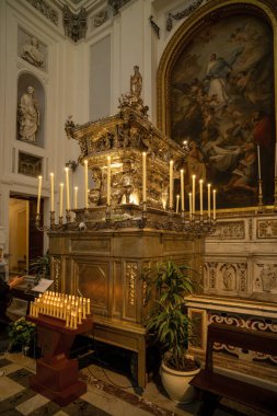 Bir İtalyan kilisesinin tarihi el yazması İncil 'i bir müze sergisinde duruyor..